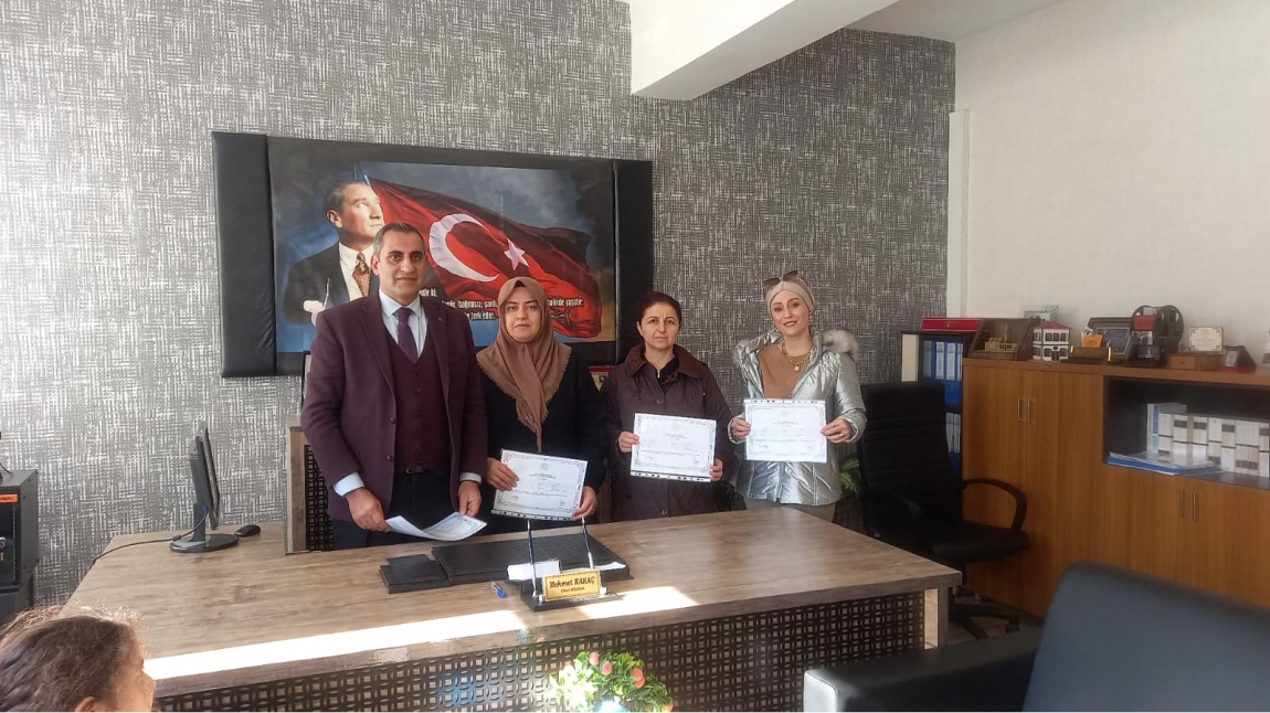  Kursta başarılı olan  40 kursiyere, sertifikaları Okul Müdürü Mehmet KAKAÇ tarafından  törenle verildi.